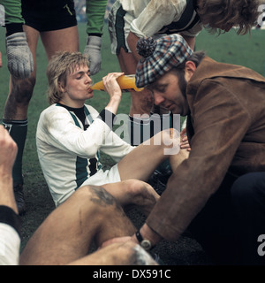 Fußball, DFB-Pokal 1973/1974, Viertelfinale, Lohrheide-Stadion, SG Wattenscheid 09 vs. Hamburger SV 0:1 n., Hannes Bongartz (09) sitzen auf dem Boden unter einem Energie trinken vor der Verlängerung Stockfoto