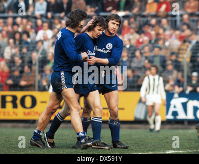 Fußball, Bundesliga, 1973/1974, Stadion bin Boekelberg, Borussia Moenchengladbach vs. MSV Duisburg 3:2, Klaus Wunder (MSV) mittleren Scores ein Tor für 1:1, Congratulants Detlef Pirsig (links) und Michael Bella (rechts) Stockfoto