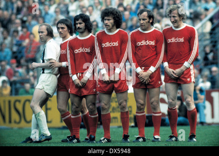 Fußball, Bundesliga, 1973/1974, Stadion bin Boekelberg, Borussia Moenchengladbach gegen FC Bayern München 5:0, Wand von Spielern, v.l.n.r.: Bernd Rupp (MG), Jupp Kapellmann (FCB), Gerd Müller (FCB), Paul Breitner (FCB), Franz Roth (FCB), Georg Schwarzenbeck Stockfoto