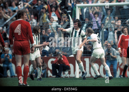 Fußball, Bundesliga, 1973/1974, Stadion bin Boekelberg, Borussia Moenchengladbach gegen FC Bayern München 5:0, Gladbach Partituren ein Tor, v.l.n.r.: Georg Schwarzenbeck (FCB), Horst Koeppel (MG), Jupp Heynckes (MG), Bernd Rupp (MG) Stockfoto