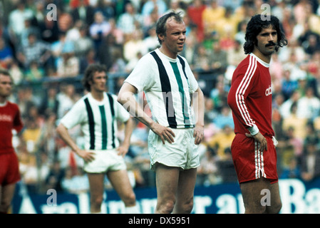 Fußball, Bundesliga, 1973/1974, Stadion bin Boekelberg, Borussia Moenchengladbach gegen FC Bayern München 5:0, Szene des Spiels, Gerd Müller (FCB) rechts und Hans-Jürgen Wittkamp (MG) Stockfoto