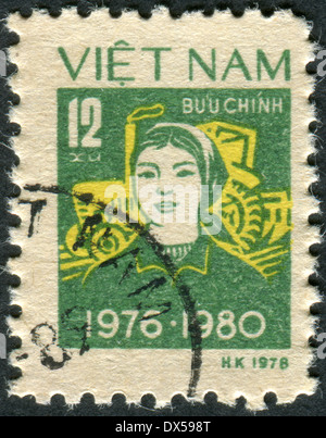 VIETNAM - ca. 1979: Briefmarke gedruckt in Vietnam zeigt Bäuerin, Traktor, ca. 1979 Stockfoto