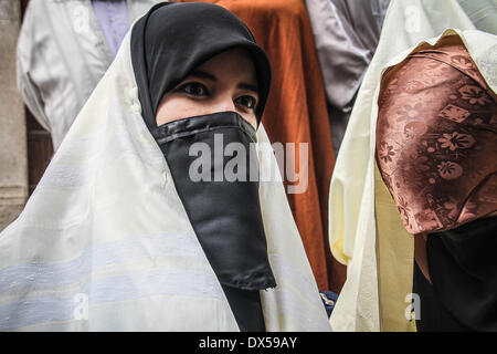 Tunis, Tunesien. 16. März 2014. Frau für Foto posieren und '' Safsari'' zu tragen. Tunesische Frauen und Männer tragen traditionelle tragen, Frauen tragen Schleier, genannt "Sefseri" und Männer tragen Burnus namens '' Barnous'' März während der traditionellen Verschleiß Tag in Tunis, Tunesien, 16. März 2014. Die Veranstaltung wurde nach einem Anruf auf tunesische die social-Networking-Seiten. Mohamed Krit/NurPhoto/ZUMAPRESS.com/Alamy © Live-Nachrichten Stockfoto