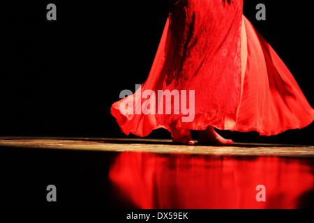 Roten Kleid auf der Bühne tanzen Stockfoto