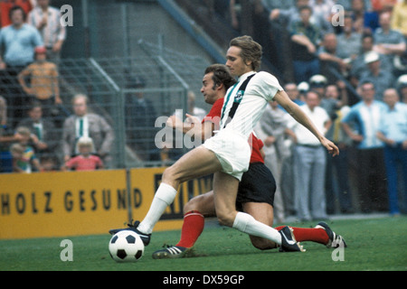 Fußball, Bundesliga, 1974/1975, Stadion bin Boekelberg, Borussia Moenchengladbach gegen Hamburger SV 1:3, Szene des Spiels, Klaus Winkler (HSV) links und Allan Simonsen (MG) Stockfoto