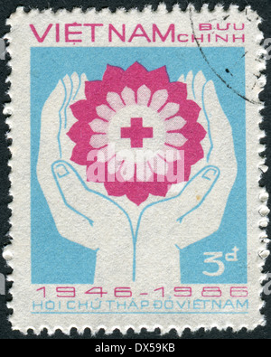 VIETNAM - CIRCA 1986: Briefmarke gedruckt in Vietnam, gewidmet zum 40. Jubiläum des vietnamesischen Roten Kreuzes, circa 1986 Stockfoto