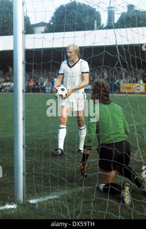 Fußball, Bundesliga, 1974/1975, Stadion der Castroper Straße, VfL Bochum vs. FC Schalke 04 2:1, Bochum Partituren ein Tor, Rolf Ruessmann (S04) links und Norbert Nigbur (S04) geschlagen Stockfoto