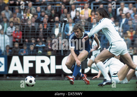 Fußball, Bundesliga, 1974/1975, Stadion bin Boekelberg, Borussia Moenchengladbach vs. MSV Duisburg 4:1, Szene des Spiels, Bernd Lehmann (MSV) links und Dietmar Danner (MG) Stockfoto