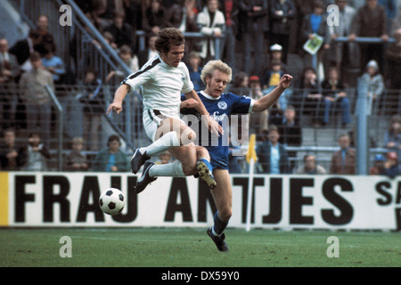 Fußball, Bundesliga, 1974/1975, Stadion bin Boekelberg, Borussia Moenchengladbach vs. MSV Duisburg 4:1, Szene des Spiels, Jupp Heynckes (MG) links und Werner Schneider (MSV) Stockfoto