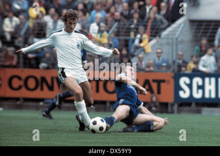 Fußball, Bundesliga, 1974/1975, Stadion bin Boekelberg, Borussia Moenchengladbach vs. MSV Duisburg 4:1, Bekämpfung, Rainer Bonhof (MG) links und Michael Bella (MSV) Stockfoto