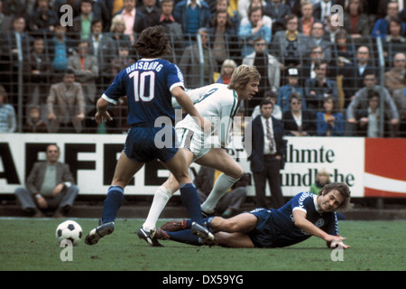 Fußball, Bundesliga, 1974/1975, Stadion bin Boekelberg, Borussia Moenchengladbach vs. MSV Duisburg 4:1, Bekämpfung, Henning Jensen (MG) Mitte und Detlef Pirsig (MSV) Stockfoto