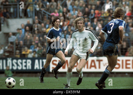 Fußball, Bundesliga, 1974/1975, Stadion bin Boekelberg, Borussia Moenchengladbach vs. MSV Duisburg 4:1, Szene des Spiels, Henning Jensen (MG), hinter Theo Bücker (MSV) Stockfoto