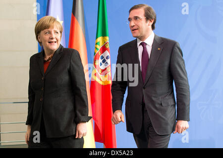 Berlin, Deutschland. 18. März 2014. Berlin, Deutschland. 18. März 2014. Deutsche Bundeskanzlerin Angela Merkel (CDU) und Ministerpräsident von Portugal Pedro Passos Coelho lassen eine Pressekonferenz im Bundeskanzleramt in Berlin, Deutschland, 18. März 2014. Foto: Maurizio Gambarini/Dpa/Alamy Live News/Dpa/Alamy Live News Stockfoto