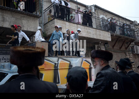 Jerusalem, Israel. 17. März 2014. Ultra-orthodoxe jüdischen Menschen feiern das Purim-fest im Stadtteil ultra-orthodoxen Mea Shearim in Jerusalem am 17. März 2014. Das Festival von Purim erinnert an die Rettung der Juden von einem Völkermord im alten Persien. Bildnachweis: Gili Yaari/NurPhoto/ZUMAPRESS.com/Alamy Live-Nachrichten Stockfoto