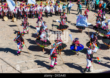 Puno, Peru - 25. Juli 2013: Musiker und Tänzer in den peruanischen Anden auf Taquile Island auf Puno Peru am 25. Juli 2013. Stockfoto