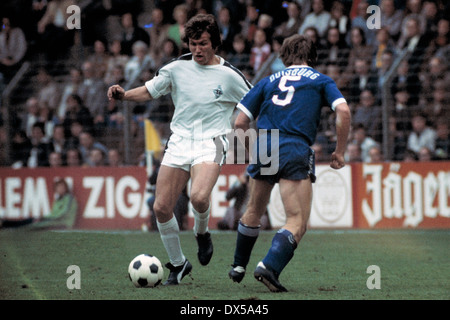 Fußball, Bundesliga, 1974/1975, Stadion bin Boekelberg, Borussia Moenchengladbach vs. MSV Duisburg 4:1, Szene des Spiels, Jupp Heynckes (MG) links und Bernhard Dietz (MSV) Stockfoto