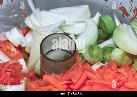 Gurken-Suppe. In der polnischen Küche, traditionelle polnische Küche, Vorbereitung leckeren Gurken Suppe. Stockfoto