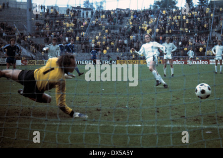 Fußball, Bundesliga, 1974/1975, Stadion bin Boekelberg, Borussia Moenchengladbach gegen VfL Bochum 3:0, Allan Simonsen (MG) Erzielt per Foulelfmeter Das 3:0, Torwart Werner Scholz (VfL) ist Chancenlos Stockfoto