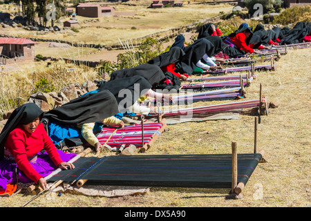 Puno, Peru - 25. Juli 2013: Frauen beim Weben in den peruanischen Anden auf Taquile Island auf Puno Peru am 25. Juli 2013. Stockfoto