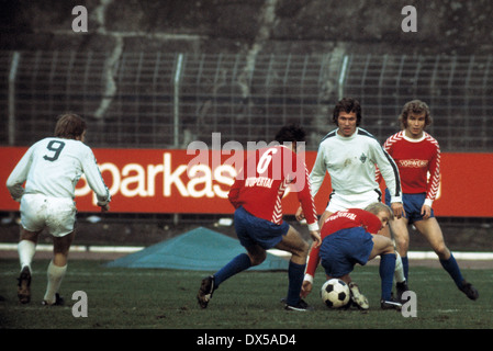 Fußball, Bundesliga, 1974/1975, Stadion am Zoo, Wuppertaler SV vs. Borussia Mönchengladbach 1:5, Szene des Spiels, Jupp Heynckes (MG) 3.f.l., Jürgen-Michael Galbierz (WSV), 5.f.l. Stockfoto