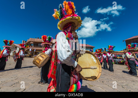 Puno, Peru - 25. Juli 2013: Musiker und Tänzer in den peruanischen Anden auf Taquile Island auf Puno Peru am 25. Juli 2013. Stockfoto