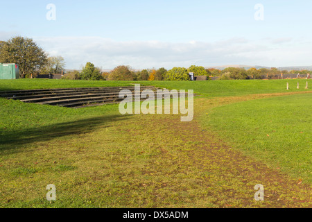 Stillgelegten überwucherten Laufstrecke am Harper grün Spielfelder, Farnworth, Bolon, Lancashire. Stockfoto