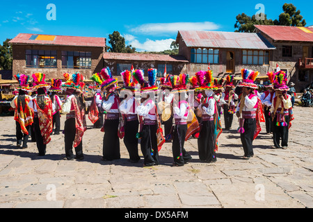 Puno, Peru - 25. Juli 2013: Musiker und Tänzer in den peruanischen Anden auf Taquile Island auf Puno Peru am 25. Juli 2013. Stockfoto