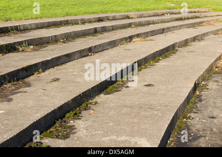 Flache terrassenförmig angelegten Stufen für die Zuschauer durch die stillgelegten Laufstrecke am Harper grün Spielfelder, Farnworth, Lancashire. Stockfoto