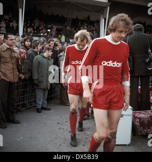 Fußball, Bundesliga, 1974/1975, Radrennbahn Muengersdorf, 1. FC Köln gegen FC Bayern München 1:0, einfahren, zurück zur zweiten Hälfte, ließ Ulrich Hoeneß (FCB), richtige Johnny Hansen (FCB) Stockfoto