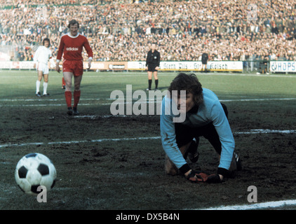 Fußball, Bundesliga, 1974/1975, Radrennbahn Muengersdorf, 1. FC Köln gegen FC Bayern München 1:0, Szene des Spiels, Speichern von Torhüter Sepp Maier (FCB), hinter Georg Schwarzenbeck (FCB) Stockfoto