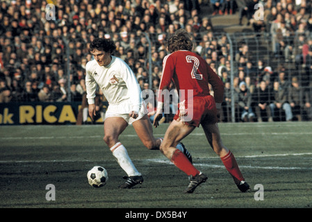 Fußball, Bundesliga, 1974/1975, Radrennbahn Muengersdorf, 1. FC Köln gegen FC Bayern München 1:0, Szene des Spiels, Dieter Müller (Köln), dribbling, richtige Johnny Hansen (FCB) Stockfoto