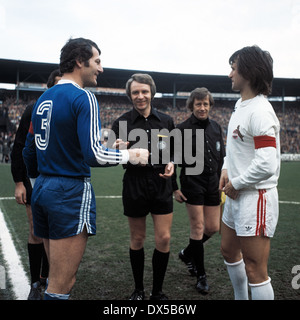 Fußball, Bundesliga, 1974/1975, Radrennbahn Muengersdorf, 1. FC Köln gegen Hertha BSC Berlin 2:1, willkommen, Teamleiter Ludwig Mueller (Hertha) links und Wolfgang Overath (FC), hinter Schiedsrichter Wilfried Haselberger und Assistenten Stockfoto