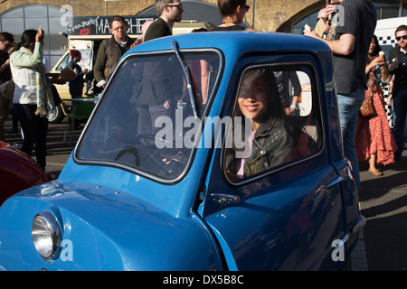 Der klassische Flohmarkt an der Southbank Centre, South Bank, London, UK. Oldtimer, Mode und Stil. Stockfoto