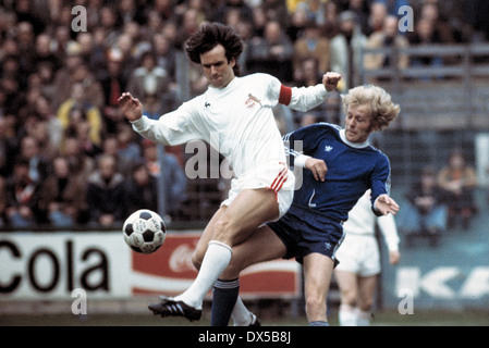 Fußball, Bundesliga, 1974/1975, Radrennbahn Muengersdorf, 1. FC Köln gegen Hertha BSC Berlin 2:1, Szene des Spiels, Wolfgang Overath (FC) links und Holger Brueck (Hertha) Stockfoto