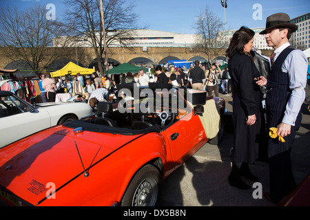 Der klassische Flohmarkt an der Southbank Centre, South Bank, London, UK. Oldtimer, Mode und Stil. Stockfoto