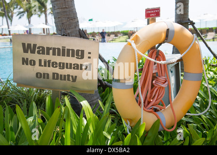 Schwimmbad-Warnschild kein Bademeister Stockfoto