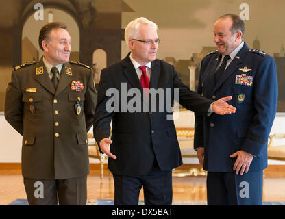 Zagreb, Kroatien. 18. März 2014. Chef des Generalstabs der kroatischen Streitkräfte, Generalleutnant Drago Lovric (L), Croatian President Ivo Josipovic (C) und besuchen NATO Supreme Allied Commander Europe General Philip M. Breedlove (R) posieren für ein Foto im Rahmen einer offiziellen Zeremonie in Zagreb, Kroatien, 18. März 2014. Bildnachweis: Miso Lisanin/Xinhua/Alamy Live-Nachrichten Stockfoto