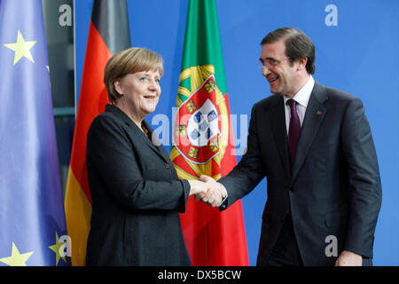 Berlin, Deutschland. 18. März 2014. Die Bundeskanzlerin erhält der portugiesische Ministerpräsident Pedro Passos Coelho in das Kanzleramt in Berlin zu einem Meinungsaustausch im kleinen Kreis. Es werden Probleme behandelt, die bilateralen Beziehungen wie aktuelle europäische und internationale Wirtschaftspolitik waren. / Bild: Pedro Passos Coelho, portugiesischer Ministerpräsident und Bundeskanzlerin Angela Merkel Credit: Reynaldo Chaib Paganelli/Alamy Live News Stockfoto