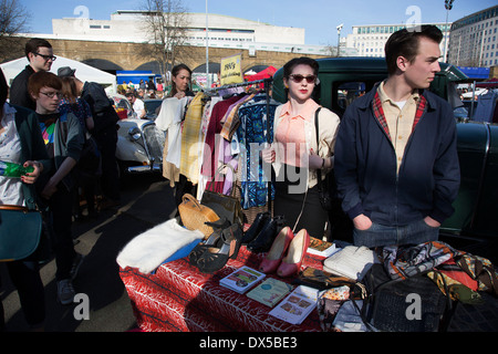 Der klassische Flohmarkt an der Southbank Centre, South Bank, London, UK. Oldtimer, Mode und Stil. Stockfoto