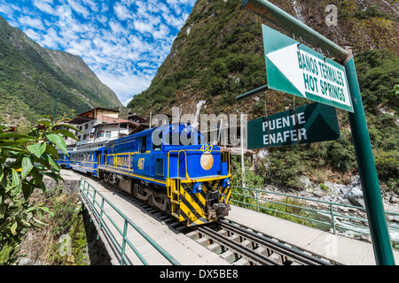 Aguas Calientes, Peru - 17. Juli 2013: Zug von Aguas Calientes und Ollantaytambo in den peruanischen Anden in Cuzco Peru am 17. Juli 2013 Stockfoto