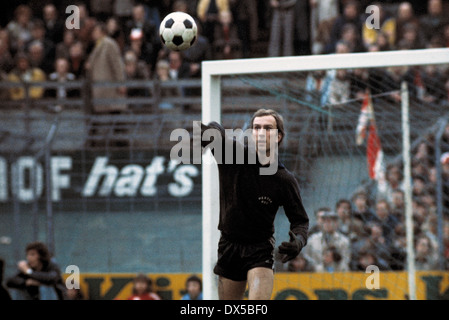 Fußball, Bundesliga, 1974/1975, Radrennbahn Muengersdorf, 1. FC Köln gegen Hertha BSC Berlin 2:1 Wurf-Out von Keeper Thomas Zander (Hertha) Stockfoto