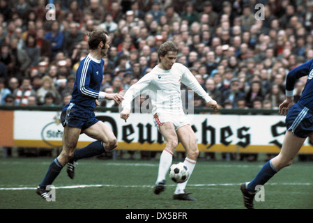 Fußball, Bundesliga, 1974/1975, Radrennbahn Muengersdorf, 1. FC Köln gegen Hertha BSC Berlin 2:1, links Szene des Spiels, Herbert Neumann (FC) mit dem Ball, Erwin Hermandung (Hertha) Stockfoto