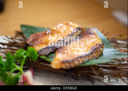 Japanisches Teppanyaki gebratener Kabeljau auf Palmblatt Stockfoto