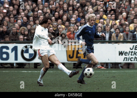 Fußball, Bundesliga, 1974/1975, Radrennbahn Muengersdorf, 1. FC Köln gegen Hertha BSC Berlin 2:1, Szene des Spiels, Wolfgang Overath (FC) mit dem Ball, rechts Holger Brueck (Hertha) Stockfoto