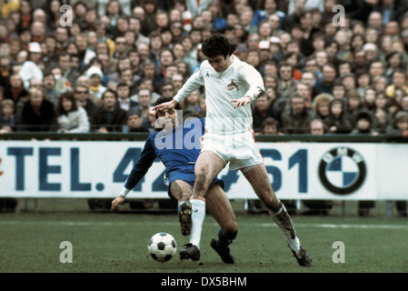 Fußball, Bundesliga, 1974/1975, Radrennbahn Muengersdorf, 1. FC Köln gegen Hertha BSC Berlin 2:1, Szene des Spiels, Spielszene, verbindet Zweikampf Gerhard Grau (Hertha) Und Gerhard Strack (FC) Stockfoto