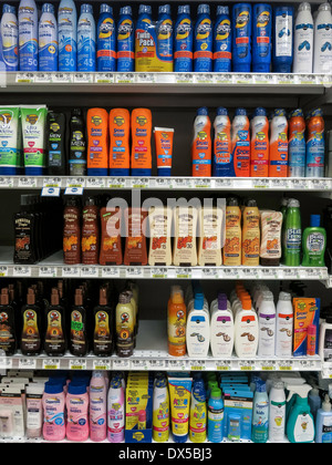 Sonnenschutz Produkte Gang Publix Supermarkt in Flagler Beach, Florida Stockfoto