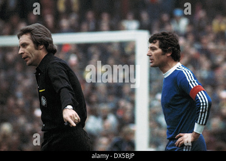 Fußball, Bundesliga, 1974/1975, Radrennbahn Muengersdorf, 1. FC Köln gegen Hertha BSC Berlin 2:1, protest von Teamleiter Ludwig Mueller (Hertha) Recht, Schiedsrichter Wilfried Haselberger Stockfoto