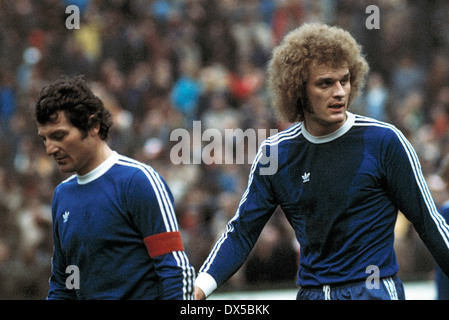 Fußball, Bundesliga, 1974/1975, Radrennbahn Muengersdorf, 1. FC Köln gegen Hertha BSC Berlin 2:1, Teamleiter Ludwig Mueller (Hertha) links und Uwe Kliemann (Hertha) Stockfoto