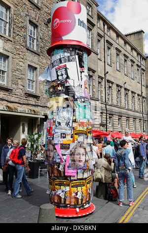 Plakate Werbung zeigt auf dem Edinburgh Festival Fringe, Royal Mile, Edinburgh, Schottland, Großbritannien Stockfoto