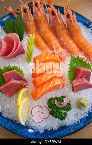 Japanischen Stil sortierten Sashimi Teller über zerstoßenes Eis gelegt Stockfoto